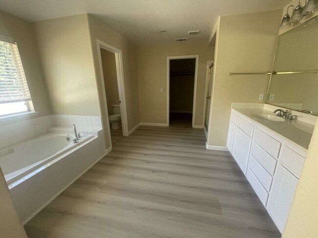Building Photo - 4 Bedroom 3 Bath Hiddenbrook Home