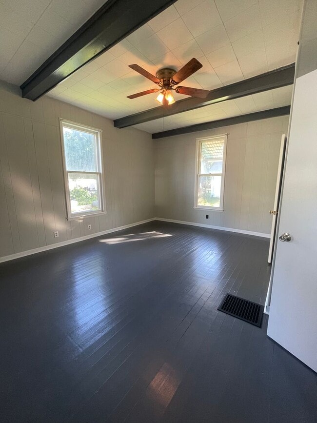 Building Photo - 3 Bedroom Single Family Home Near Columbia...