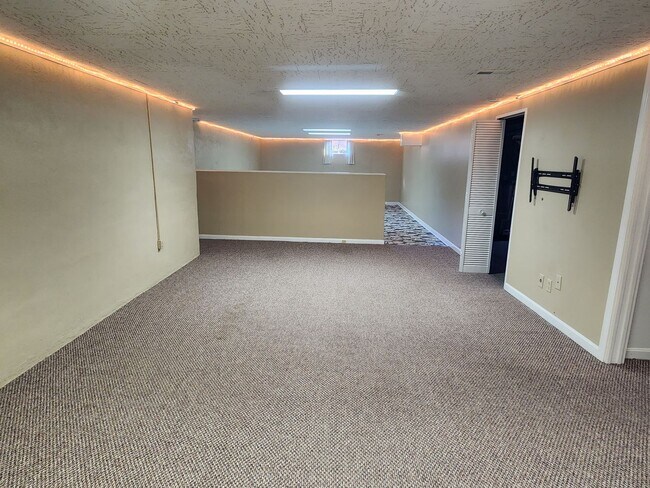 Building Photo - BEAUTIFUL  3 BEDROOM 2 BATH HOME / FINISHED BASEMENT/GARAGE