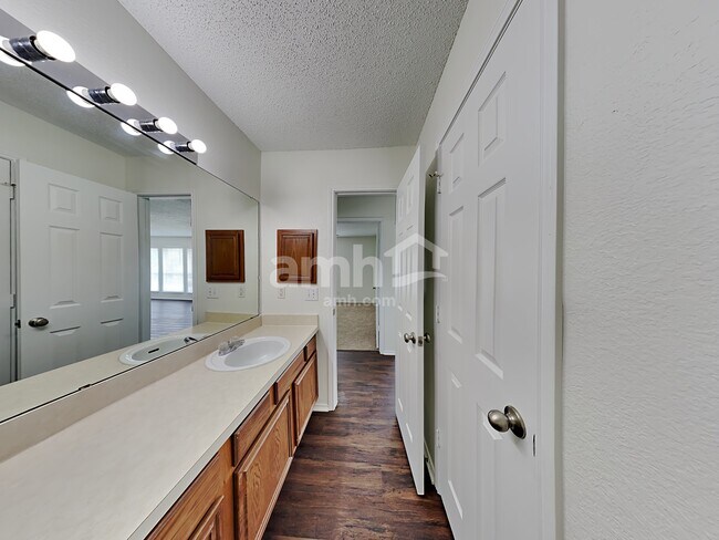 Building Photo - 3222 Blue Jay Ln