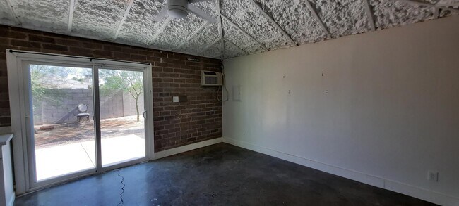 Building Photo - 1804 W Roma Ave