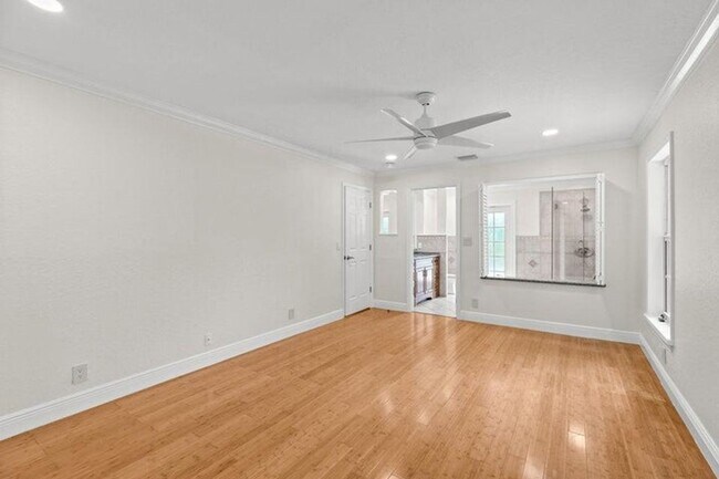 Building Photo - 4610 Pine Tree Dr