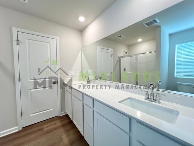 Building Photo - 142 Parkwood Ct