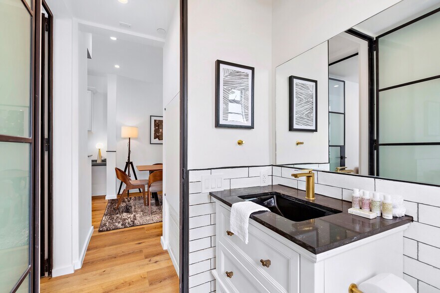 Building Photo - 1252 N Las Palmas Ave