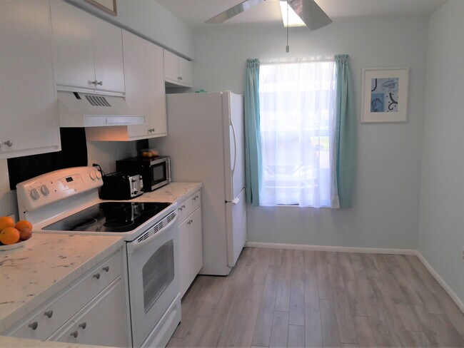 Building Photo - Short term, turnkey furnished, 2 bedroom, 2 bathroom condo in convenient Bradenton location.