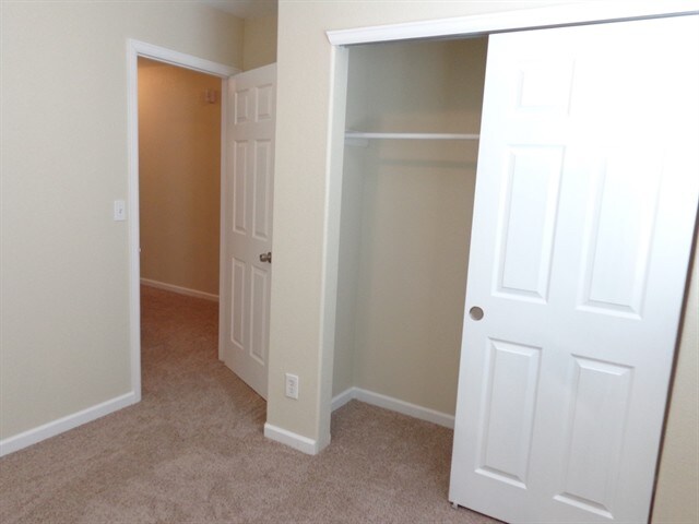 Building Photo - 2500 Park View Dr