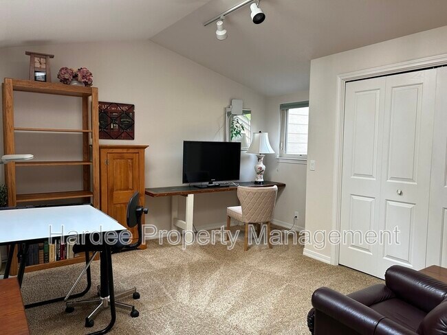Building Photo - 830 E Riverpark Ln