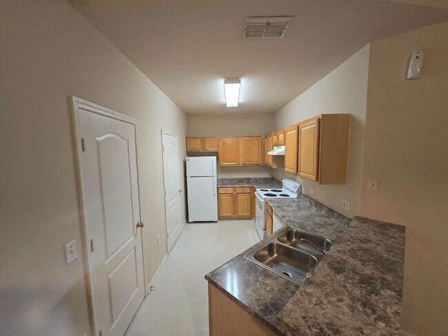 Building Photo - "Charming 1-Bedroom Condo Retreat in Tampa's Serene Villa View Circle"