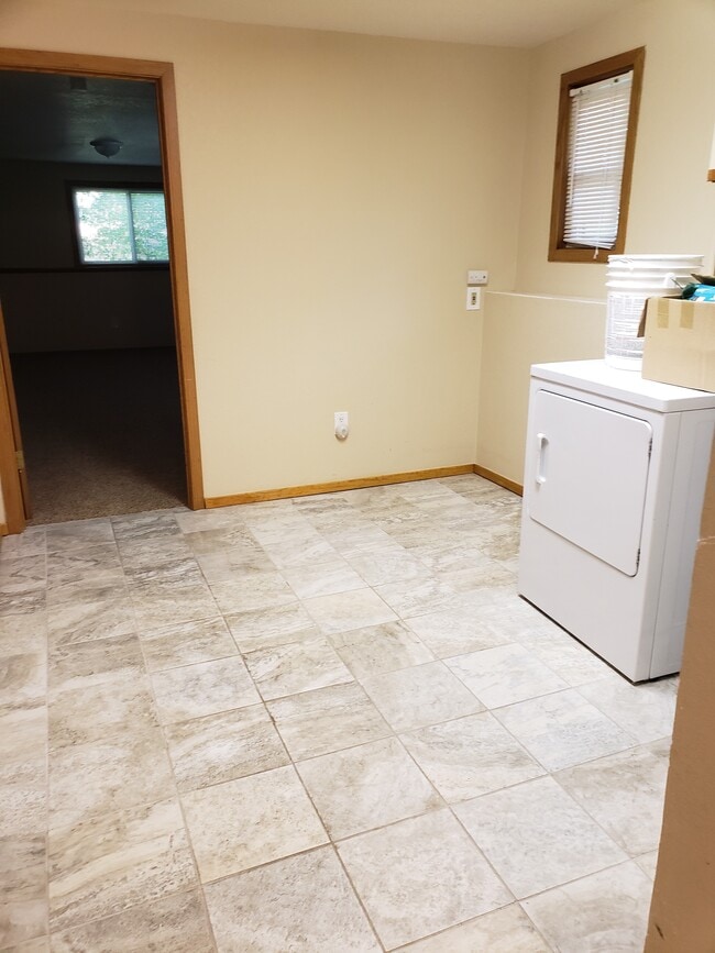 Building Photo - 3895 Birchwood Dr