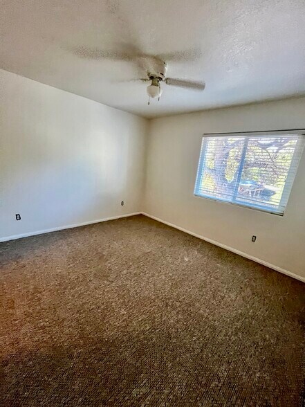 Building Photo - 3199 Royal Oaks Dr