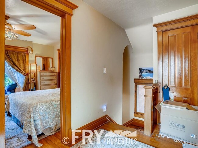Building Photo - Gorgeous Victorian in Baker/West Wash Park