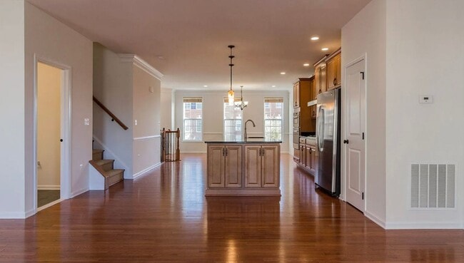 Building Photo - Stunning 3 Level, 3 Bed 3.5 Bath Townhome ...