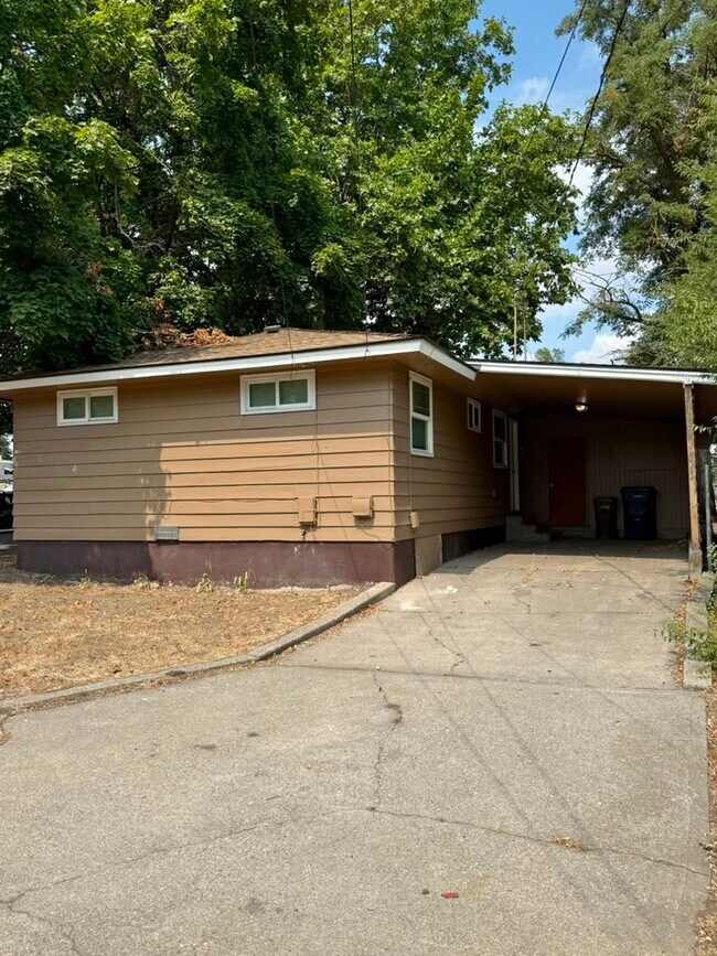 Building Photo - 3216 N Maple St