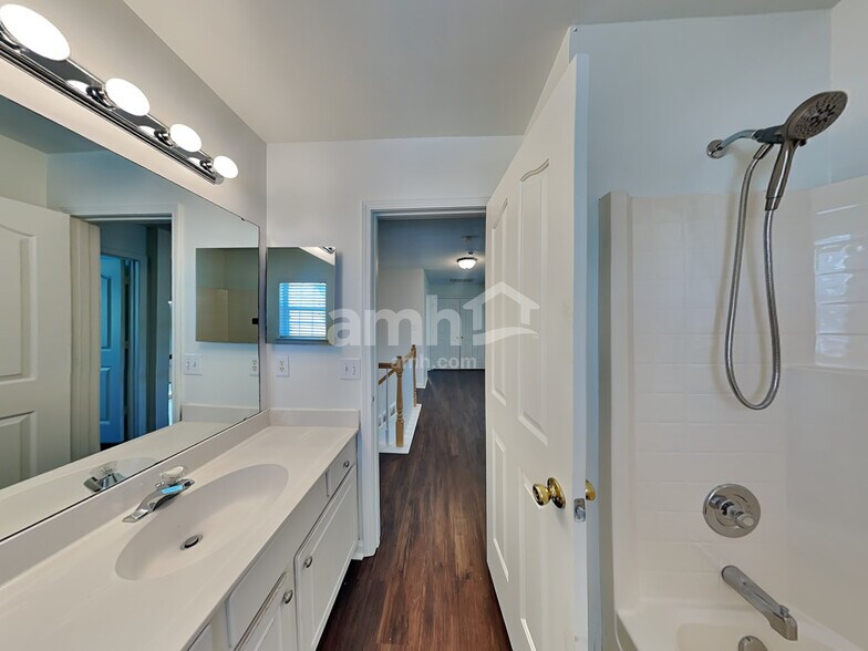 Building Photo - 8401 Redstone View Dr