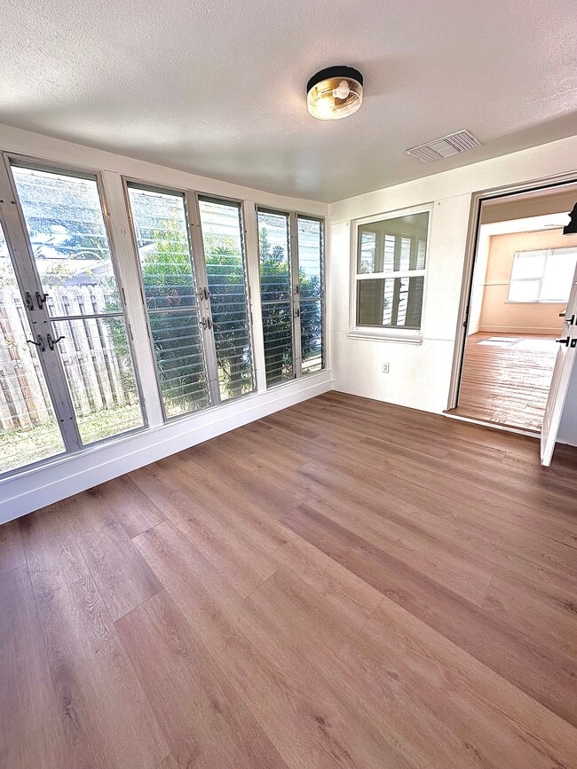 Building Photo - 1050 Nokomis St