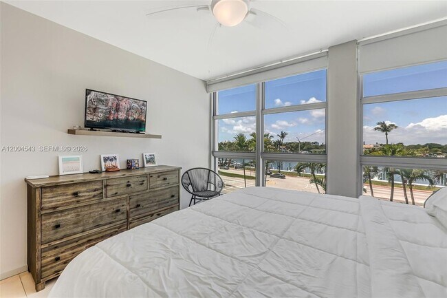 Building Photo - 5055 Collins Ave