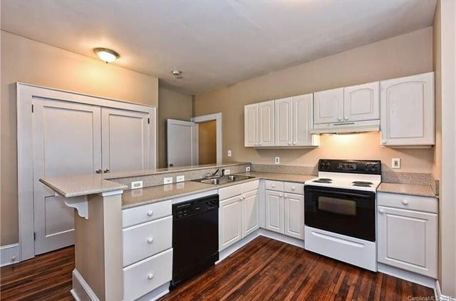 Kitchen - 322 Walnut Ave
