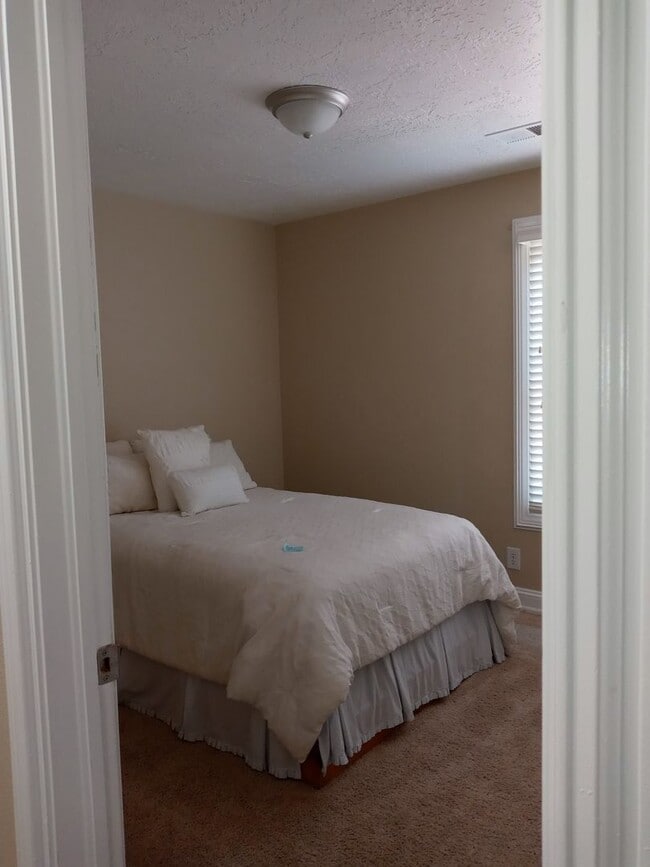 Building Photo - PRICE IMPROVEMENT!! RIO RANCHOAFFORDABLE!!
