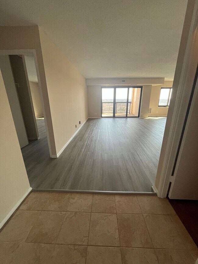 Building Photo - 203 Yoakum Pkwy