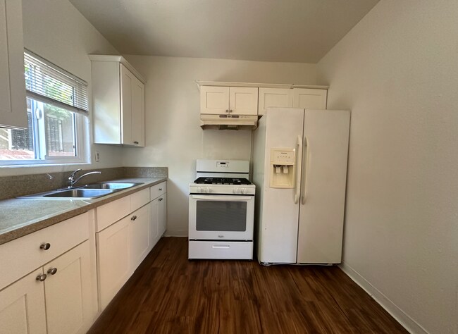 Building Photo - Charming 1 Bed 1 Bath Unit - Move in Speci...