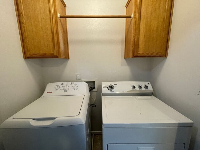 Building Photo - Charming 3 Bd, 2.5 Ba Pet-Friendly Home in Hillsboro ~ Washer & Dryer Included, Single-Car Garage...