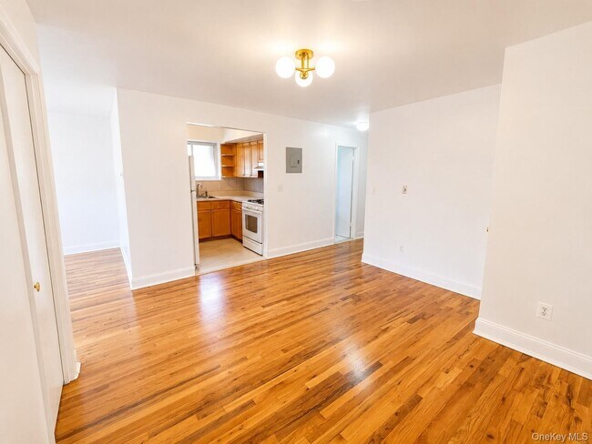 Building Photo - 533 Soundview Ave