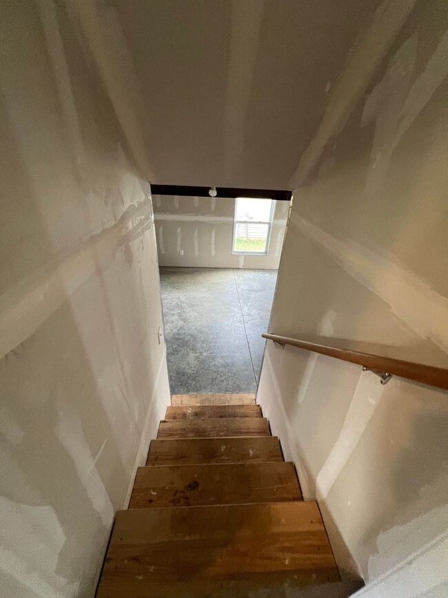 Building Photo - 3 bed 2 bath