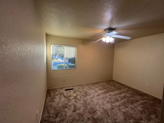 Building Photo - Single story home located in Lakewood Elementary School District!