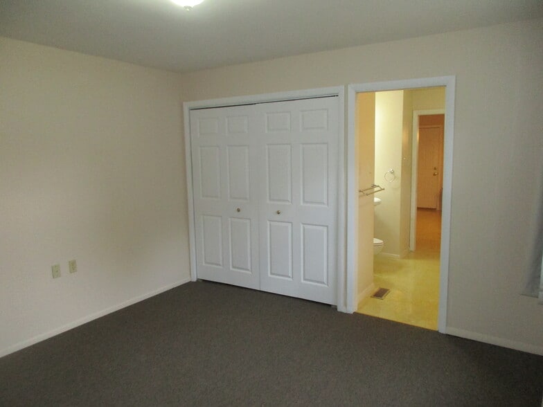 Building Photo - 733 Acadia Rd
