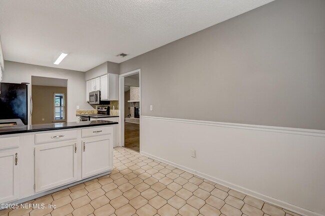 Building Photo - 10855 Mandarin Station Dr W