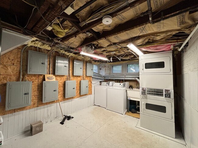 Building Photo - 174 N Goodman St