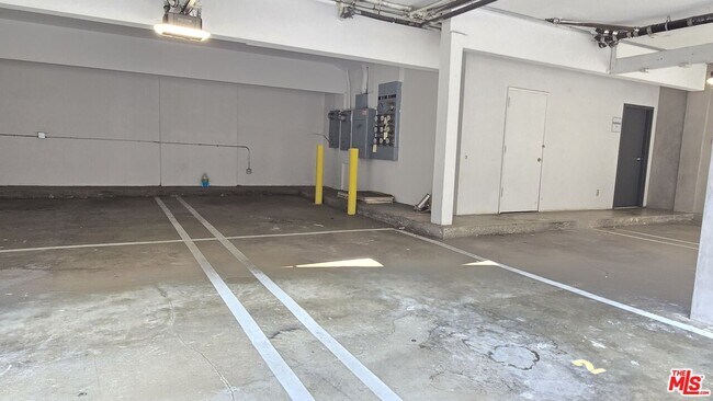 Building Photo - 1650 S Bentley Ave