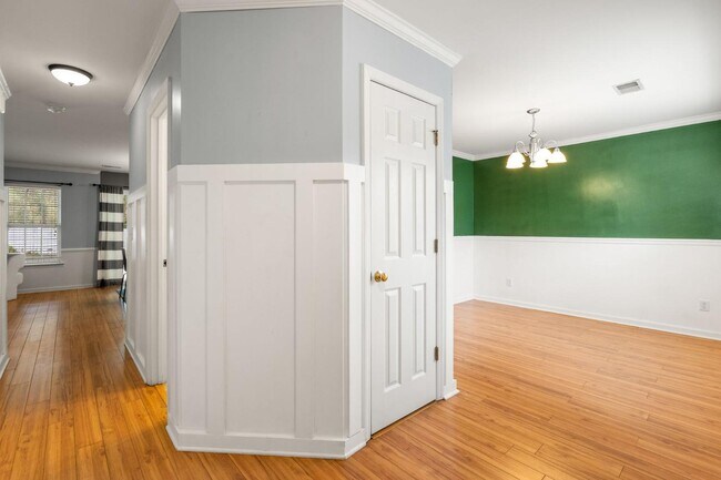 Building Photo - 129 Towering Pine Dr