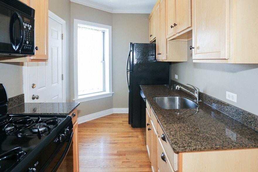 Building Photo - 1208 W Waveland Ave