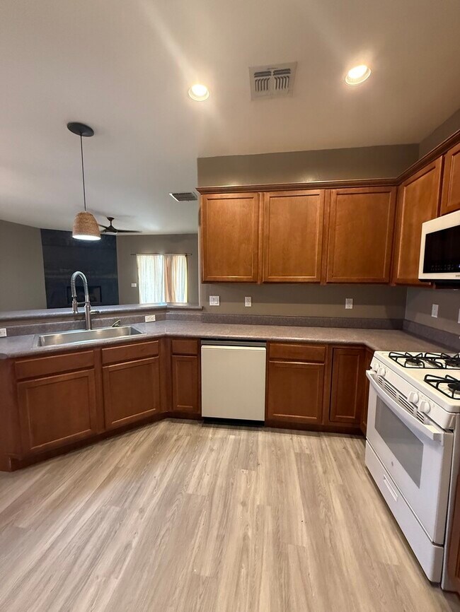 Building Photo - HOUSE FOR RENT