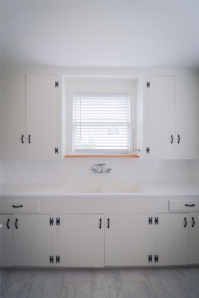 Building Photo - 3012 Avenue O 1/2