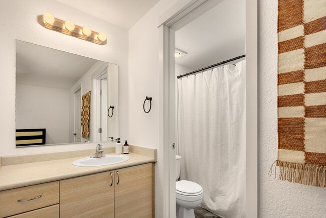 Building Photo - 215 9th St