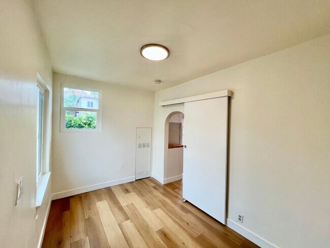 Building Photo - Upstairs 2 Bedroom Apartment with Arched D...