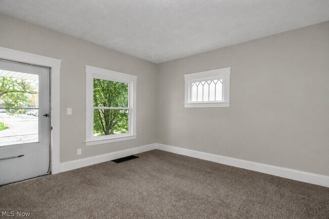 Building Photo - 3100 Montclair Ave