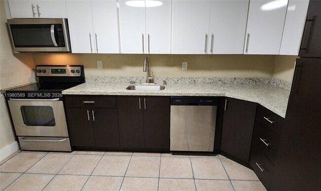 Building Photo - 880 E 26th St