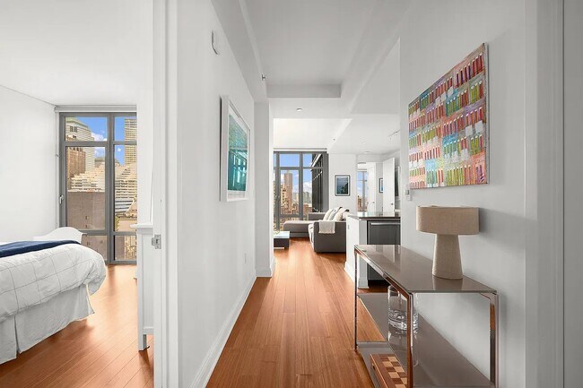 Building Photo - 57 Reade St