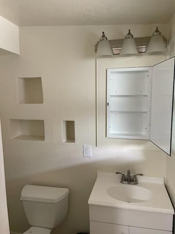 Building Photo - A charming house w/ 3 beds and 1.5 bath