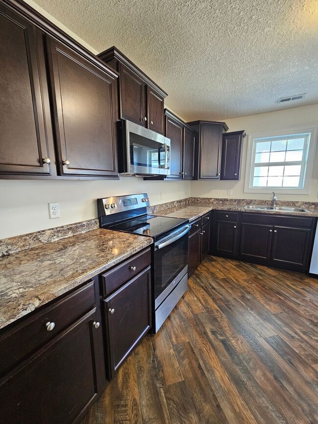 Building Photo - Spacious 3 Bedroom 2 Bathroom Home on Half...
