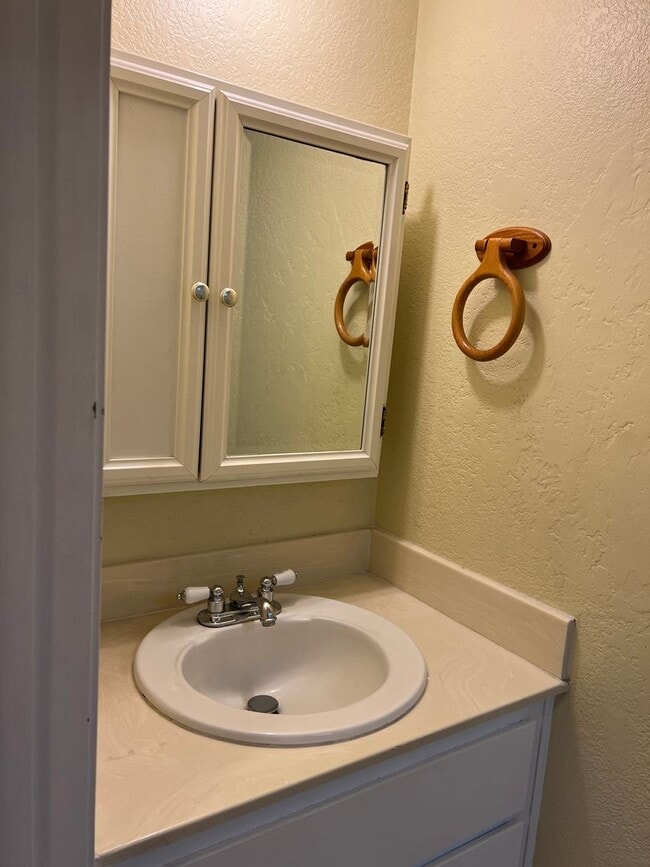 Building Photo - Available now! South Davis Townhome On Ver...