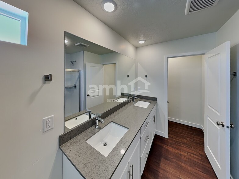 Building Photo - 7105 Woods Rose Dr