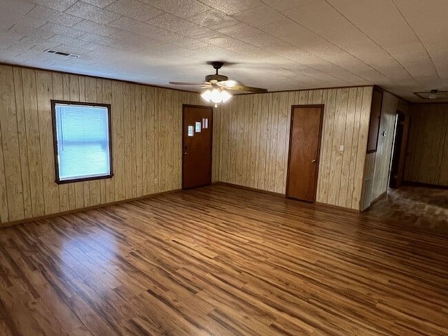 Building Photo - Adorable 2B/2B Home Available