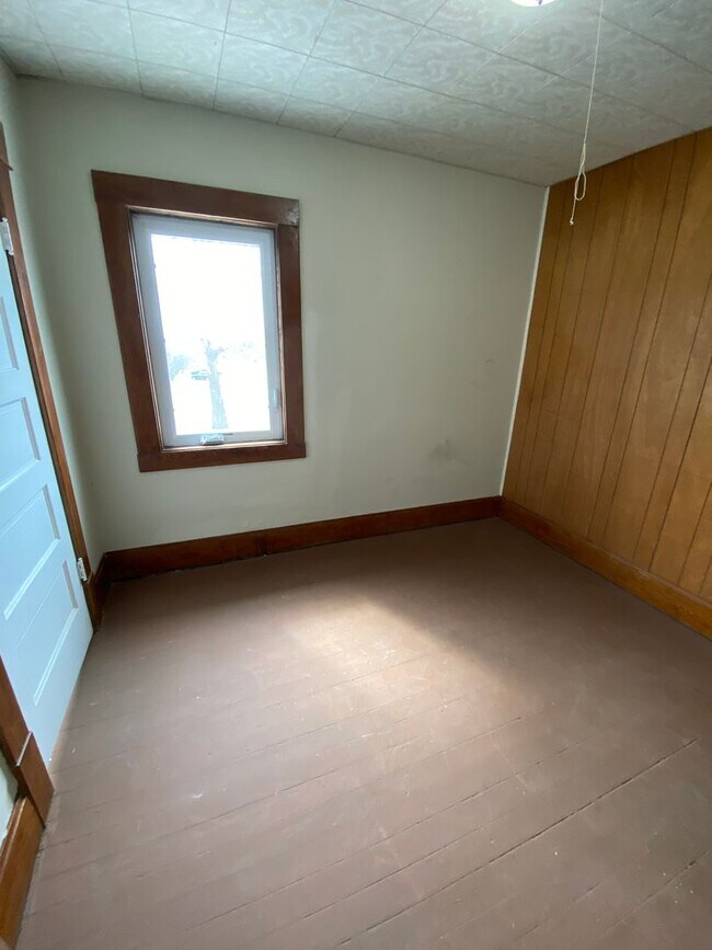 Building Photo - Spacious Home Available Now!