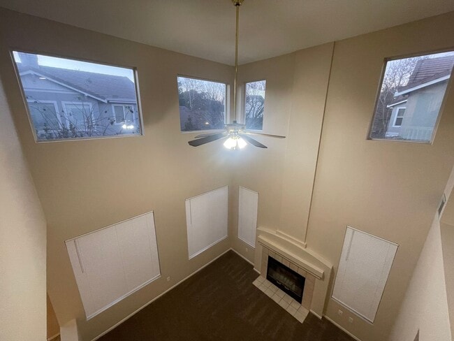 Building Photo - Wonderful Home Close to Shopping and Public Transportation.