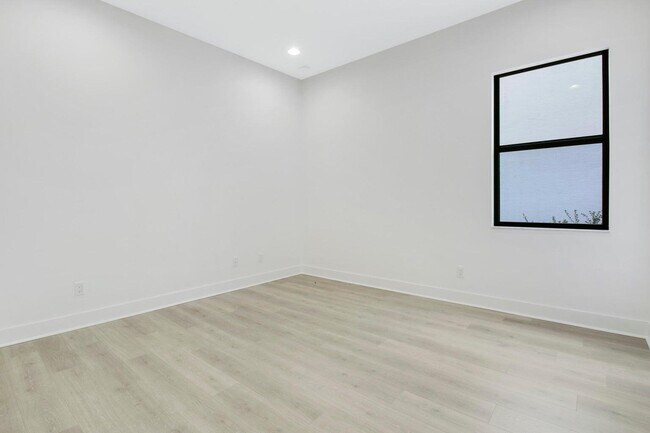 Building Photo - 5667 Delacroix Ter