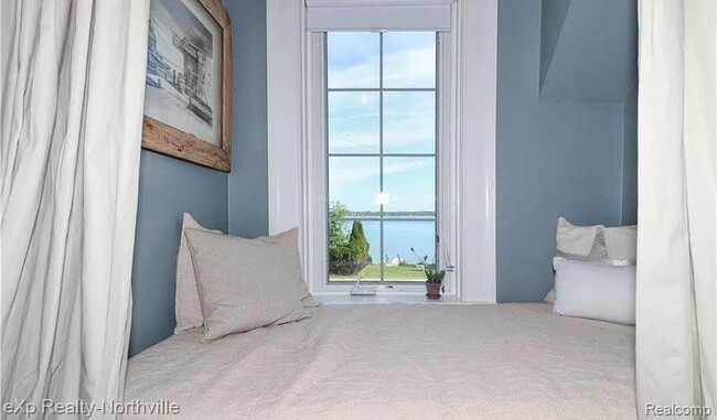 Building Photo - 212 S Pontiac Trail